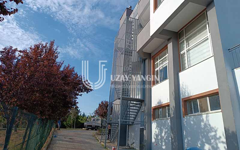 Yangın Merdiveni Çatıya Çıkmak Zorunda mı? - Uzay Yangın