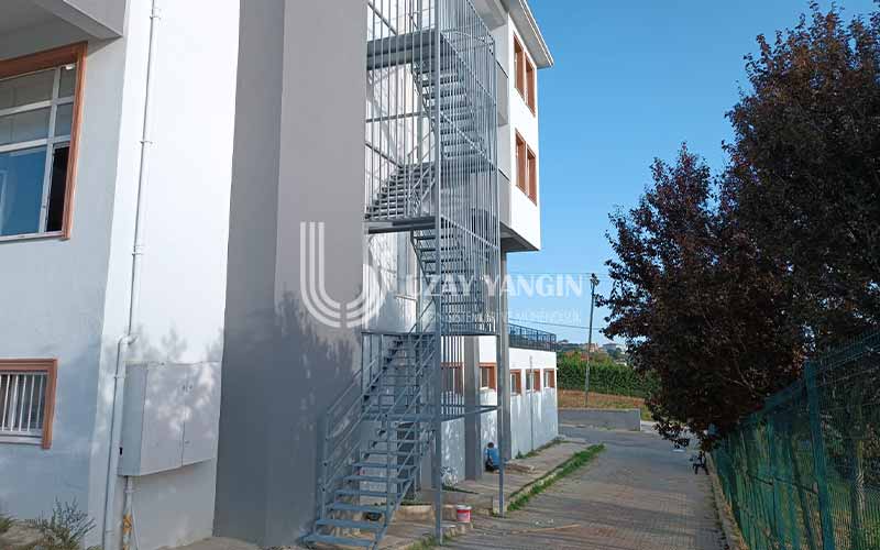 Yangın Merdiveni Çatıya Kadar İnşa Edilirse Faydası Olur mu? - Uzay Yangın